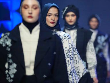 Model-model memamerkan karya desainer mode Indonesia Dama Kara selama Jakarta Muslim Fashion Week, Kamis 6 November 2025. Jakarta Muslim Fashion Week (JMFW) kembali digelar. (AP Photo/Tatan Syuflana)