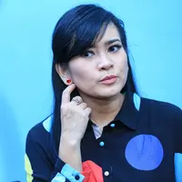 Sepuluh tahun sudah Ikke Nurjanah menjalani hidup menjadi seorang janda dengan satu anak. Setelah resmi bercerai dengan Aldi 'Bragi' Ikke belum menikah lagi. Kalau diberi kesempatan, ia ingin menikah dan punya anak kembali. (Adrian Putra/Bintang.com)