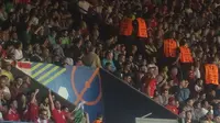 Petugas keamanan saat ingin mengamankan suporter yang menyalakan flare, di Parc des Princes, ketika Wales menghadapi Irlandia Utara, pada babak 16 besar Piala Eropa 2016, Sabtu (26/6/2016). (Bola.com/Ary Wibowo). 