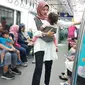 Tina Talisa bercanda bersama putrinya saat naik MRT (Dok.Instagram/@tina_talisa/https://www.instagram.com/p/BwzXU2bgyW6/Komarudin)