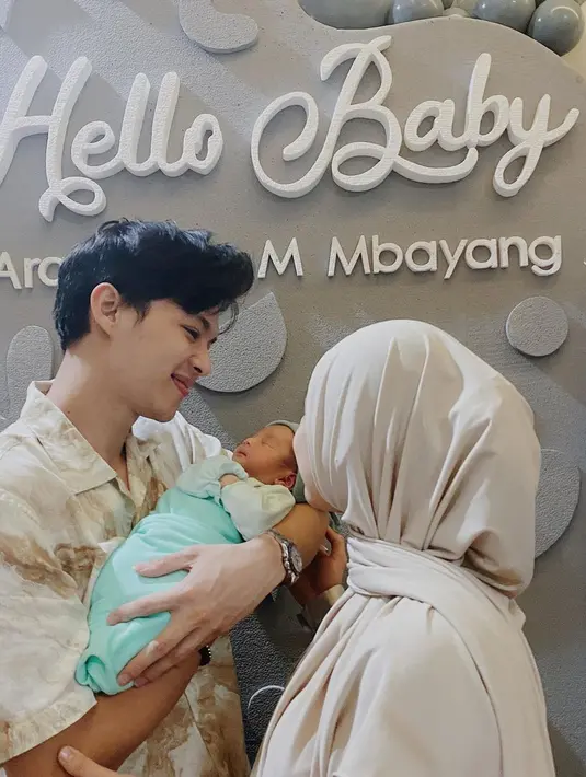 Kebahagiaan tengah menyelimuti pasangan Dinda Hauw dan Rey Mbayang. Pasangan ini baru saja dikaruniai anak kedua laki-laki. Dinda melahirkan pada 2 Maret 2023 lalu. Berikut beberapa potret menggemaskan Kaba. [Instagram/rey_mbayang]