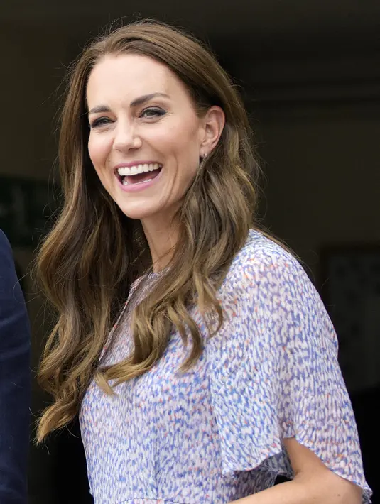 Duke dan Duchess of Cambridge Kate Middleton tersenyum saat kunjungan ke Cambridgeshire County Day sebagai bagian dari perayaan Platinum Jubilee Ratu Elizabeth di Newmarket Racecourse (23/6/2022). Kate tampak cantik mengenakan gaun bermotif dan wedges. (AFP/Pool/Paul Edwards)