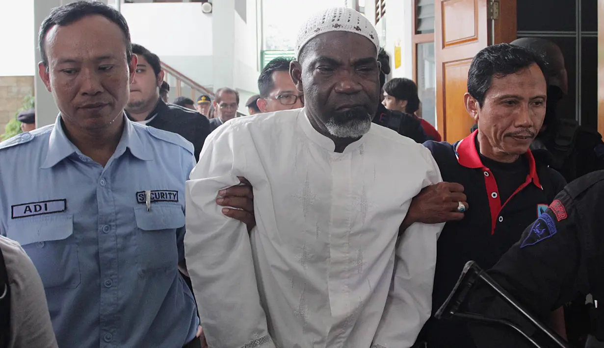 Martin Anderson alias Belo (tengah) saat menuju ruang sidang di PN Jakarta Selatan,Kamis (19/3/2015). Belo mengajukan PK terkait vonis hukuman mati karena terbukti membawa narkoba jenis heroin seberat 50 gram. (Liputan6.com/Johan Tallo)
