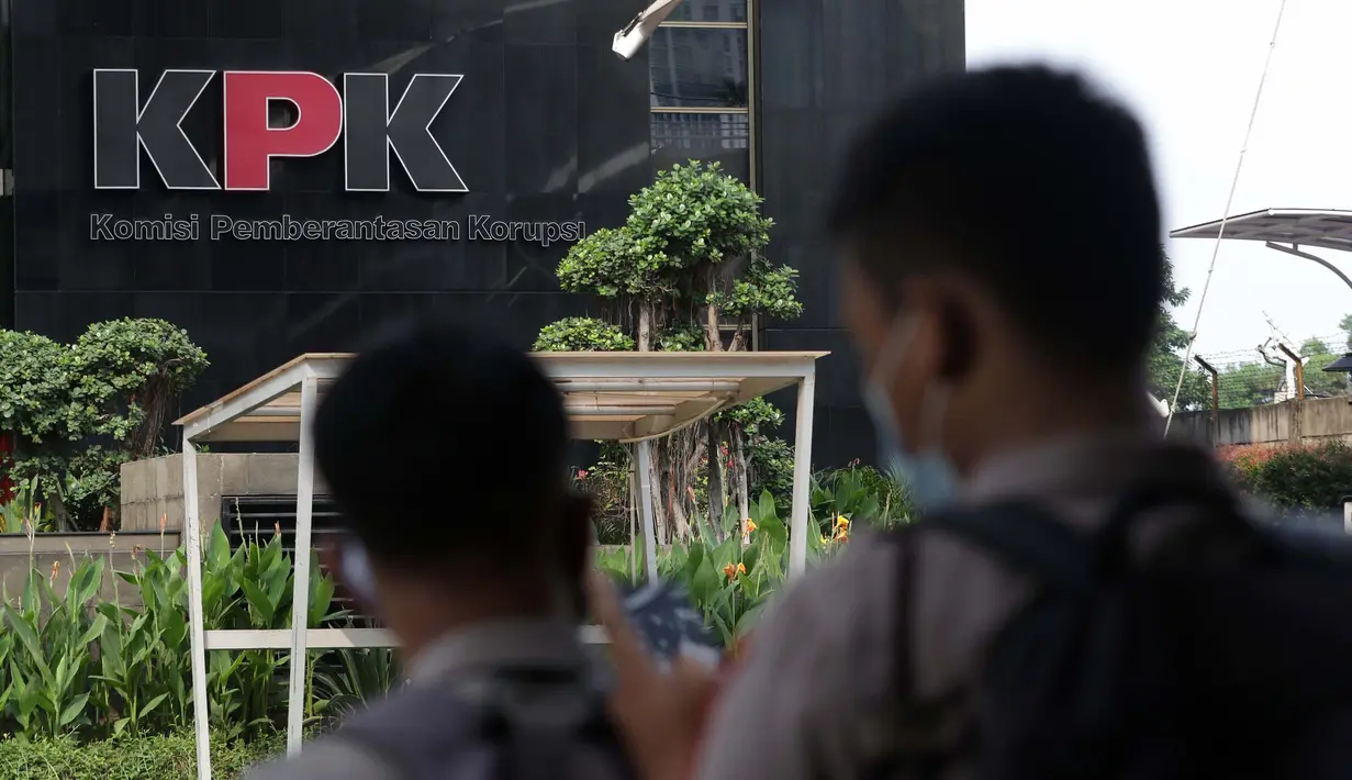 Petugas kepolisian bersiaga di jalan Kuningan Persada sekitar depan Gedung Merah Putih KPK, Jakarta, Selasa (1/6/2021). Pengamanan gedung KPK dan sekitarnya diperketat terkait upacara pelantikan pegawai KPK menjadi Aparatur Sipil Negara. (Liputan6.com/Helmi Fithriansyah)