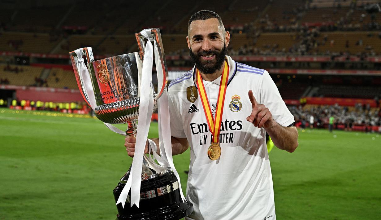 Striker asal Prancis, Karim Benzema yang kini berusia 36 tahun tercatat membela Real Madrid selama 14 musim sejak 2009/2010 saat didatangkan dari Olympique Lyon hingga akhir musim 2022/2023. Total bermain dalam 648 laga di semua kompetisi bareng Real Madrid, 25 trofi berhasil dikoleksinya, termasuk 4 trofi La Liga dan 5 trofi Liga Champions. Pada awal musim 2023/2024 ia hijrah ke klub Arab Saudi, Al-Ittihad. (AFP/Javier Soriano)