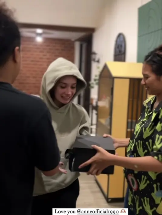 Putri Anne dapat surprise ultah dari Indah Permatasari dan Arie Kriting, Arya Saloka tak terlihat (Foto: instagram indahpermatas)