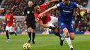 Striker Manchester United, Anthony Martial, berebut bola dengan bek Everton, Michael Keane, pada laga Premier League di Stadion Old Trafford, Manchester, Minggu (15/12). Kedua klub bermain imbang 1-1. (AFP/Oli Scarff)