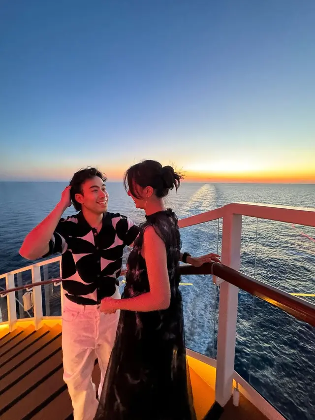 7 Potret Vidi Aldiano dan Sheila Dara Liburan di Santorini, Pamer Kemesraan