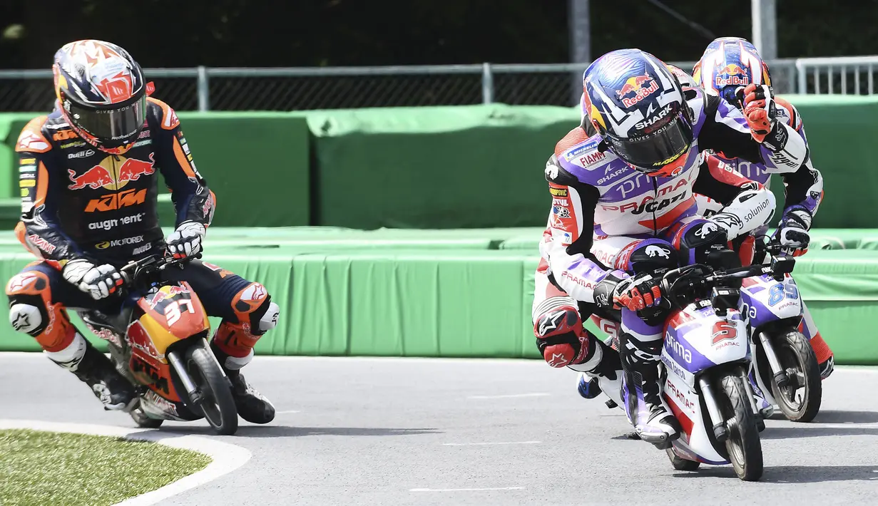 Pembalap Pembalap Prima Pramac Racing MotoGP, Johann Zarco (tengah) melakukan selebrasi sebelum melewati garis finis saat mengikuti lomba balap motor mini pada rangkaian acara menjelang MotoGP Jepang 2023 di Mobility Resort Motegi, Motegi, Perfektur Tochigi, Jepang, 28 September 2023 waktu setempat. (AFP/Toshifumi Kitamura)