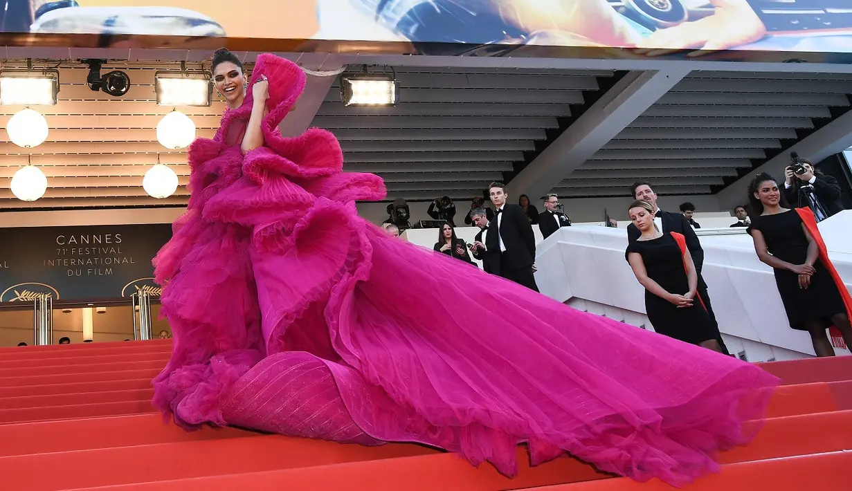 Dalam suatu kesempatan, Deepika Padukone tak menyangka jika ia dinobatkan sebagai wanita terseksi. Menurutnya, seksi itu tak hanya dari penampilan tapi juga kecantikan di dalam diri. (AFP/Anne-Christine POUJOULAT)