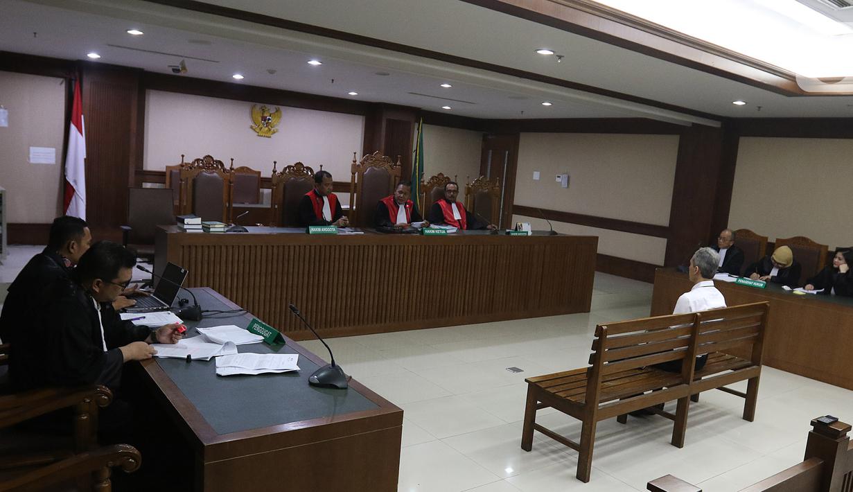 Mantan Direktur Produksi dan Teknologi PT Krakatau Steel (Persero) Wisnu Kuncoro menjalani sidang vonis dugaan suap di Pengadilan Tipikor, Jakarta, Senin (11/11/2019). Wisnu divonis 1 tahun dan 6 bulan penjara serta denda Rp 50 juta subsider dua bulan kurungan. (Liputan6.com/Herman Zakharia)