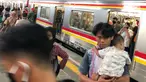 Penumpang berada di rangkaian KRL Commuter Line jurusan Bogor-Jakarta Kota di Stasiun Depok Baru, Jawa Barat, Senin (25/5/2020). Banyaknya warga yang silaturahmi selama lebaran menyebabkan perjalanan KRL tetap dipadati penumpang, meskipun waktu operasional dibatasi. (Liputan6.com/Immanuel Antonius)