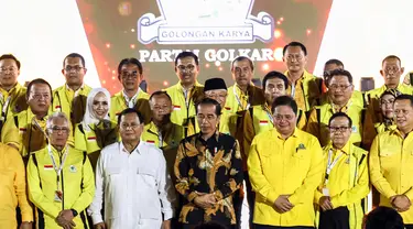 Presiden Joko Widodo atau Jokowi (tengah) didampingi Ketua Umum Partai Golkar Airlangga Hartarto (tengah kanan) dan Ketua Umum Partai Gerindra Prabowo Subianto (tengah kiri) saat menghadiri peringatan HUT ke-59 Partai Golkar di Jakarta, Senin (6/11/2023). Selain dihadiri Jokowi dan Prabowo, HUT Partai Golkar tersebut juga dihadiri petinggi partai politik dari Koalisi Indonesia Maju (KIM). (Liputan6.com/Angga Yuniar)