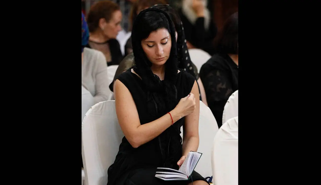 Sophie Shevardnadze menghadiri upacara pemakaman kakeknya yang wafat dalam usia 86 tahun, Georgia, Minggu (13/7/14). (REUTERS/David Mdzinarishvili)