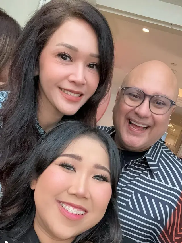 Gaya Publik Figur Hadir di Ulang Tahun Syahrini ke-45.