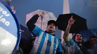 Pasca kegagalan di Copa America, Lionel Messi akhirnya memutuskan pensiun dari timnas Argentina. Keputusan  Messi membuat sejumlah fans berunjuk rasa untuk meminta Messi kembali ke tim Tango. (AFP/Emiliano Lasalvia)