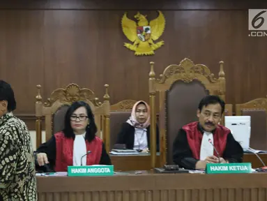 Mantan Menteri ESDM, Jero Wacik (kiri) saat mengikuti sidang pengajuan Peninjauan Kembali atas putusan kasasi kasus dana operasional menteri (DOM) di PN Jakarta Pusat, Senin (23/7). Sidang mendengar pembacaan memori PK. (Liputan6.com/Helmi Fithriansyah)