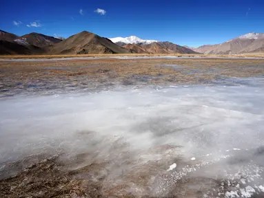 Foto pada 30 November 2020 menunjukkan pemandangan di Wilayah Rutog, Prefektur Ngari, Daerah Otonom Tibet, China. Ngari, yang dijuluki sebagai "puncak atap dunia" dengan ketinggian rata-rata 4.500 meter di atas permukaan laut, dikenal dengan pemandangannya yang menakjubkan. (Xinhua/Zhan Yan)