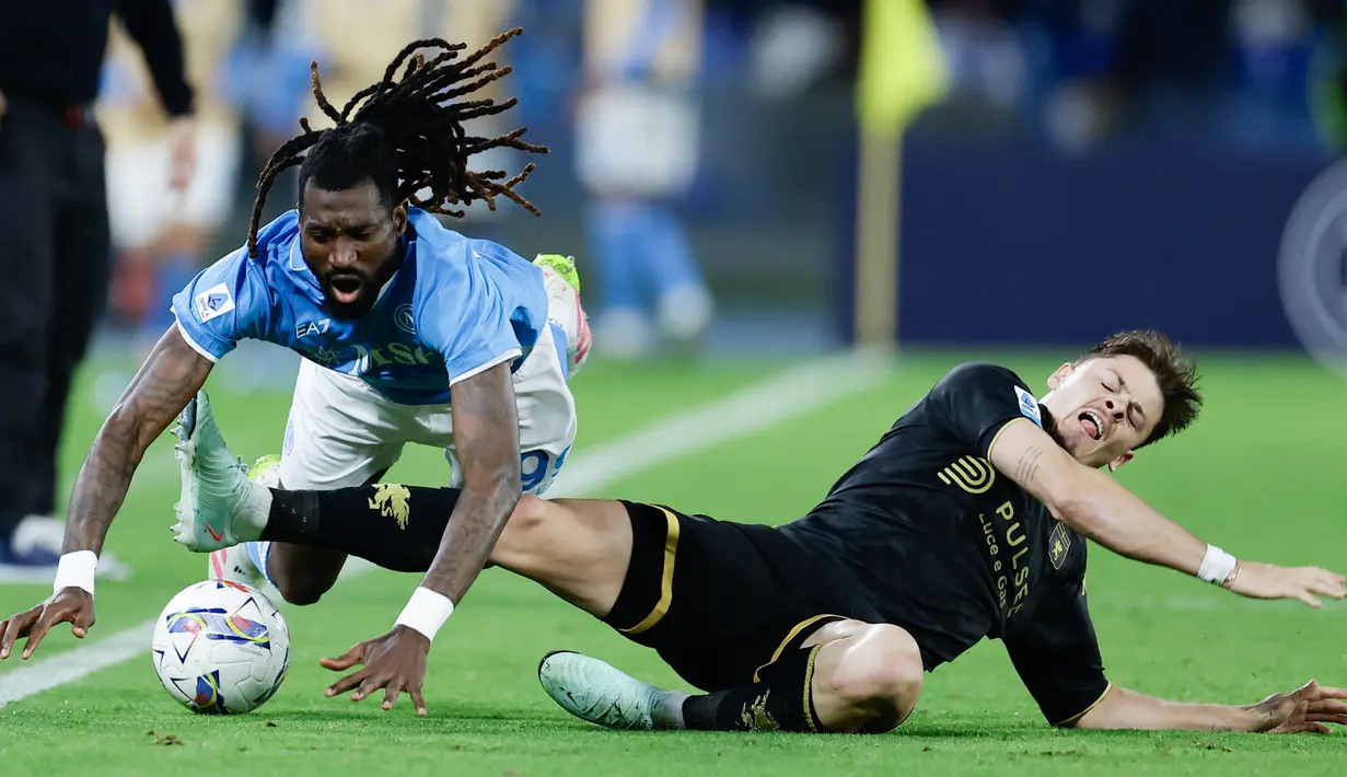 Perebutan gelar juara Serie A musim ini semakin mendebarkan menjelang akhir kompetisi. Hanya tersisa dua pertandingan, dan jarak antara Napoli dan Inter Milan kini hanya satu poin. (Alessandro Garofalo/LaPresse via AP)