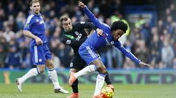 Gelandang Chelsea, Willian, berusaha melewati gelandang Stoke Xherdan Shaqiri. Meski berstatus sebagai tamu namun Stoke lebih menguasai penguasaan bola dengan 51 persen. (Reuters/Stefan Wermuth)