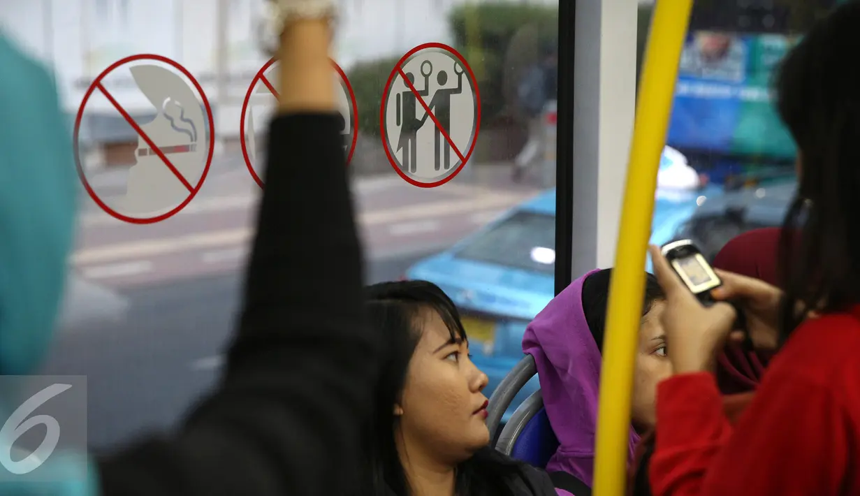 Penumpang wanita saat naik bus Transjakarta, Selasa (8/9/2015). PT Transportasi Jakarta (Transjakarta) telah membentuk Tim Pengamanan Operasional untuk mengatasi kejahatan dan pelecehan seksual guna memberi rasa aman penumpang.(Liputan6.com/Faizal Fanani)