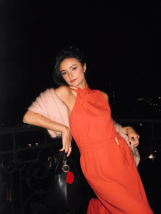 Dengan makeup flawless bernuansa browny, Amanda Rawles tampil fierce layaknya supermodel [@amandarawles]