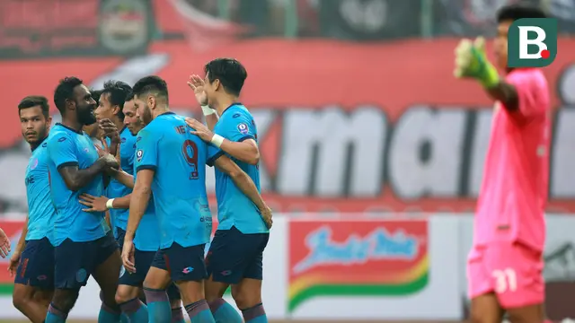 Foto: Bermain di Depan Ribuan The Jakmania, Persija Jakarta Dikalahkan Klub Malaysia di Laga Uji Coba