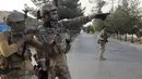 Pasukan Khusus Afghanistan berpatroli di jalan yang sepi selama pertempuran dengan pejuang Taliban di Lashkar Gah, Provinsi Helmand, Afghanistan, Selasa (3/8/2021). Jatuhnya Lashkar Gah akan menjadi titik balik utama dalam serangan yang dilakukan Taliban. (AP Photo/Abdul Khaliq)