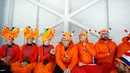 Penonton mengenakan atribut kepala unik saat menunggu dimulainya balapan speed skater 1.500 meter pada Olimpiade Musim Dingin 2018 di Gangneung, Korea Selatan, Selasa (13/2). Ada 92 negara peserta yang mengikuti ajang tersebut. (AP/John Locher)