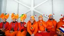 Penonton mengenakan atribut kepala unik saat menunggu dimulainya balapan speed skater 1.500 meter pada Olimpiade Musim Dingin 2018 di Gangneung, Korea Selatan, Selasa (13/2). Ada 92 negara peserta yang mengikuti ajang tersebut. (AP/John Locher)