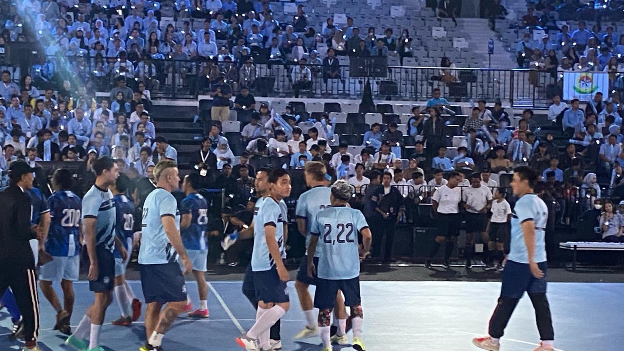 Calon wakil presiden nomor urut 02, Gibran Rakabuming Raka, ikut bermain futsal di Indonesia Arena, Gelora Bung Karno, Jakarta, Jumat (2/2/2024). (Merdeka.com/Muhammad Genantan Saputra)