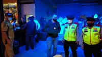 Personel Polsek Blimbing Polresta Malang Kota merazia sebuah kelab malam yang viral gara-gara memasang baliho promo miras (Istimewa)&nbsp;&nbsp;