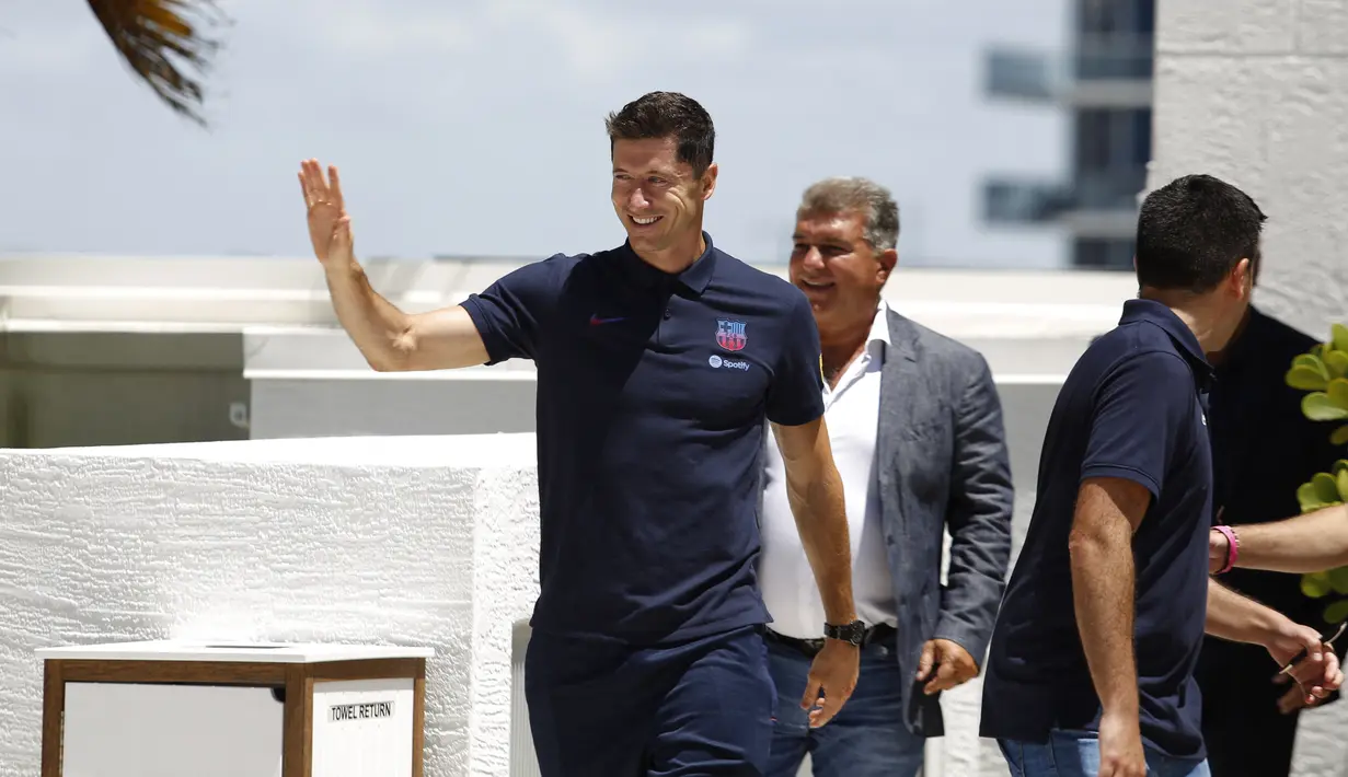 Pemain sepak bola Polandia Robert Lewandowski, tiba untuk konferensi pers saat diperkenalkan sebagai pemain baru Barcelona di Fort Lauderdale, Florida, Rabu (20/7/2022). Lewandowski muncul dengan mengenakan baju polo dan celana pendek warna biru dongker berlogo Barcelona. (Marco BELLO / AFP)