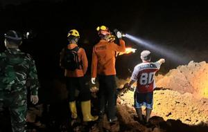 Longsor yang melanda Desa Cibeunying, Kabupaten Cilacap, Jawa Tengah, Kamis malam, menyebabkan puluhan orang dilaporkan hilang. (Liputan6.com/ Dok Basarnas Cilacap)