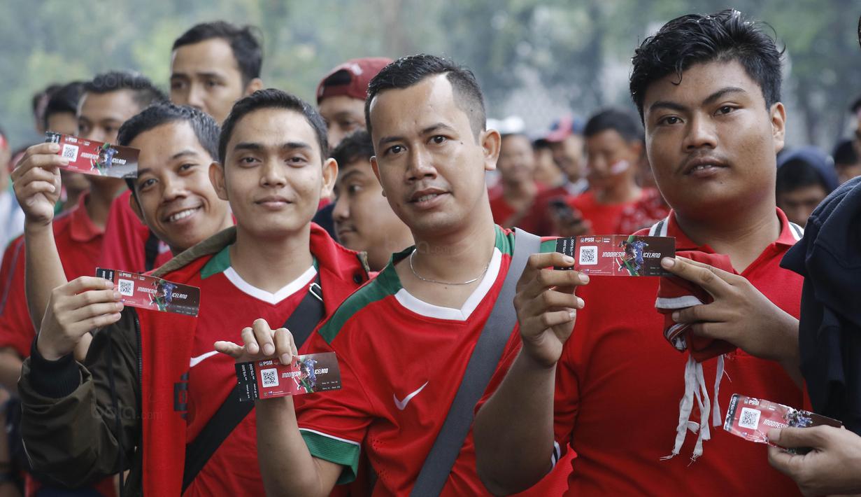 Suporter menunjukan tiket sebelum memasuki SUGBK, Senayan, Jakarta, Minggu (14/1/2018). Fasilitas baru tersebut untuk meningkatkan keamananan, kenyamanan serta kedisiplinan suporter. (Bola.com/M Iqbal Ichsan)