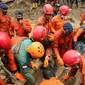 Evakuasi korban keempat longsor di Banjarpanepen, dan kelima di Kabupaten Banyumas, Rabu (18/11/2020). (Foto: Liputan6.com/Basarnas)