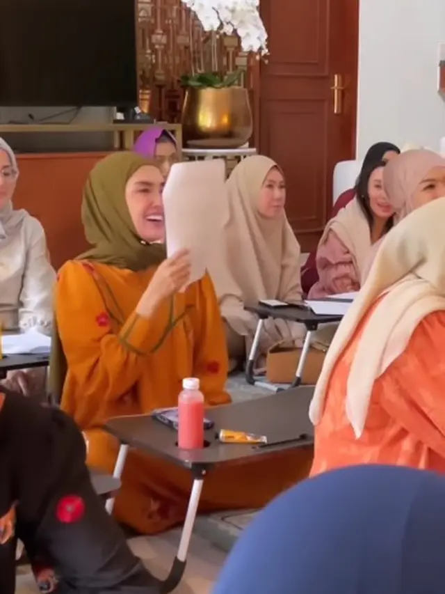 Ussy Sulistiawaty ikut pengajian (Instagram/ussypratama)