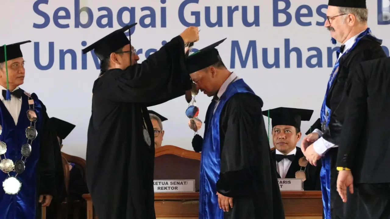 Pengukuhan Profesor Sisunandar dilakukan di tengah kebun kepala kopyor, UMP, Banyumas, Jawa Tengah. (Foto: Liputan6.com/UMP/Muhamad Ridlo)