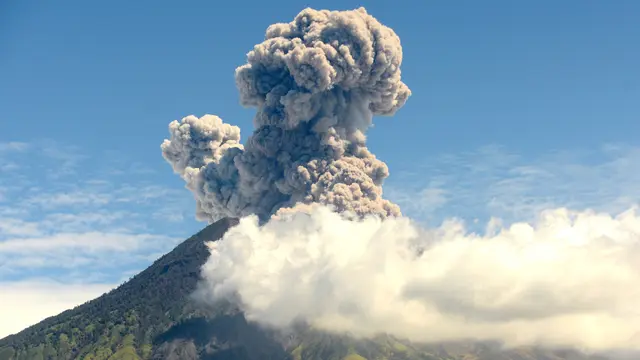 Mengabadikan Pemandangan Erupsi Gunung Agung