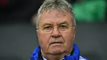 Pelatih Chelsea, Guus Hiddink, mengamati anak asuhnya melawan MK Dons pada laga Piala FA. The Blues berhasil lolos ke putaran lima. (AFP/Ben Stansall)