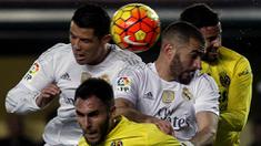 Cristiano Ronaldo dan Karim Benzema duel udara dengan pemain Villarreal pada laga La Liga Spanyol di Stadion El Madrigal, Spanyol, Minggu (13/12/2015). Madrid takluk 0-1. (AFP/Jose Jordan)
