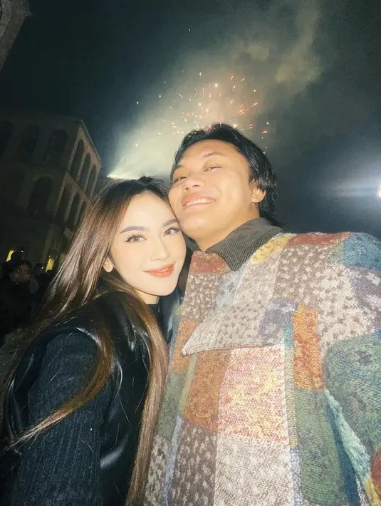Merayakan tahun baru di Italy bersama sang kekasih, Mahalini tampil dengan knitwear hitam dengan rambut panjang yang terurai. [@mahaliniraharja]