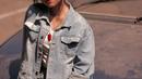Denim menjadi busana pilihan banyak orang karena bisa memberikan kesan santai dan stylish. Hal itu juga dilakukan oleh Fuji. Gadis 19 tahun ini tampil trendi dengan jaket denim. (Liputan6.com/IG/@fuji_an)