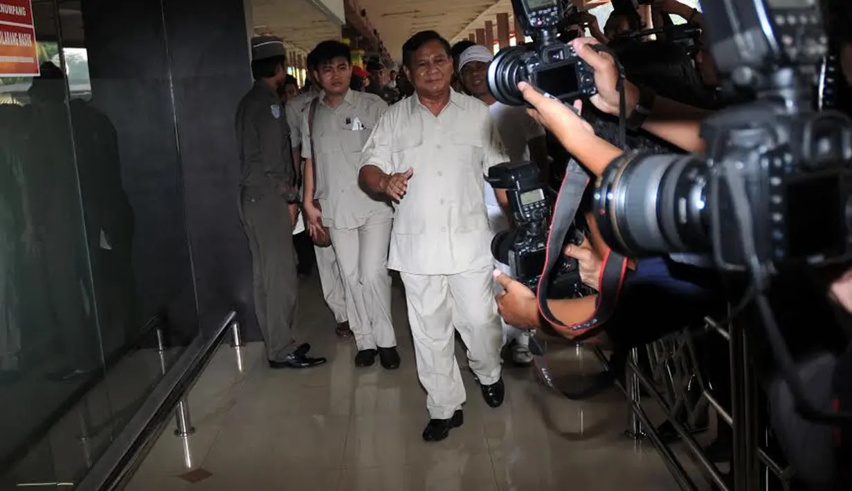  Usai melepas para relawan kesehatan di Bandara Halim Perdanakusuma Jakarta pada Minggu 16 Maret 2014 Capres dari Partai Gerindra langsung menuju Jawa Tengah untuk berkampanye (Liputan6.com/Helmi Fithriansyah)
