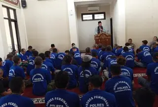 Para jukir liar saat mendengarkan tausiyah dari Ketua MUI Kota Tasikmalaya KH Aminudin Bustomi, 21 Mei 2025. (Dok. Polres Tasikmalaya).
