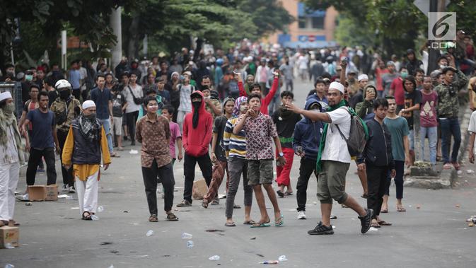 Sejumlah massa terlibat bentrok dengan polisi di kawasan Petamburan, Jakarta Barat, Rabu (22/5/2019). Kapolres Metro Jakarta Barat Kombes Hengki Haryadi menduga kuat massa aksi yang diamankan bukan merupakan warga Jakarta. (Liputan6.com/Faizal Fanani)