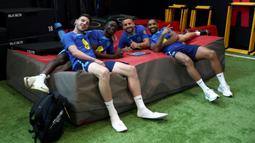 (Dari kiri) Declan Rice, Bukayo Saka, Luke Shaw dan Callum Wilson saat menjalani sesi latihan bersama Timnas Inggris di gym pusat latihan Manchester United, Carrington Training Ground, Manchester (17/6/2023) sebagai persiapan menghadapi Makedonia Utara pada laga Grup C Kualifikasi Euro 2024. (FB/England Football Team)