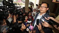 Pengacara mucikari artis O dan F, Osner Johnson Sianipar, memberikan keterangan di Mabes Polri, Jakarta, Selasa (5/1/2016). Osner membantah pernyataan Nikita Mirzani yang mengaku sama sekali tidak mengenal O dan F. (Liputan6.com/Immanuel Antonius)