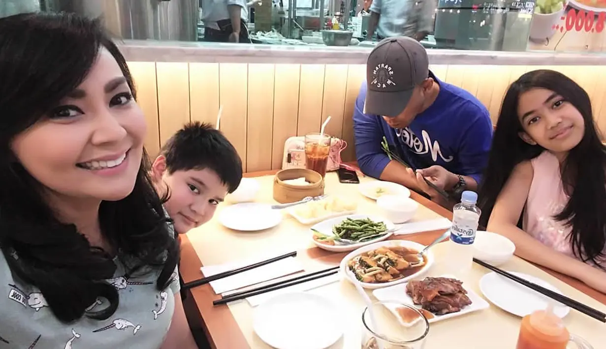 Artis Tessa Kaunang saat makan siang bersama anak dan kekasih barunya, Rully. Ibu dua anak itu cukup sering memamerkan kebersamaannya dengan sang kekasih. (Instagram/thessakaunangtuiit)