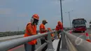 Sejumlah petugas Suku Dinas Pekerjaan Umum  melakukan peremajaan dengan melakukan pengecatan besi pembatas Fly Over di kawasan Cakung, Jakarta,  Rabu (1/4/2015). Panjang pembatas mencapai 120 meter (Liputan6.com/Yoppy Renato)